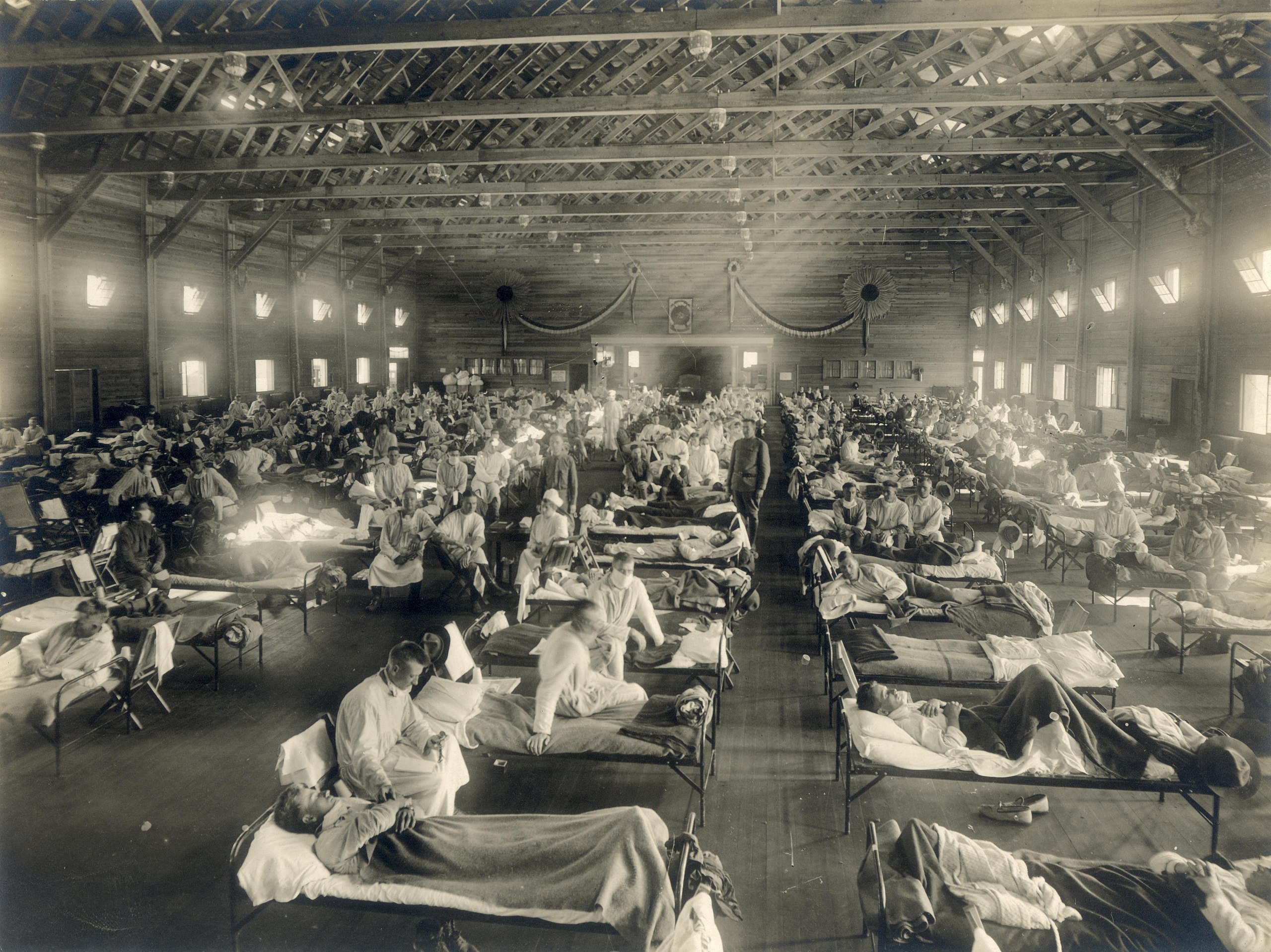 A photograph taken around 1918 of soldiers lying in beds during the Spanish Flu